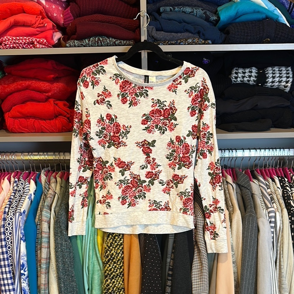 Divided by H&M gray/red floral print long sleeve light sweatshirt size XS